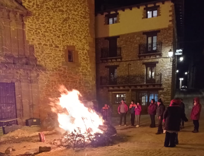 Fuego purificador para celebrar San Antonio en Valdelinares